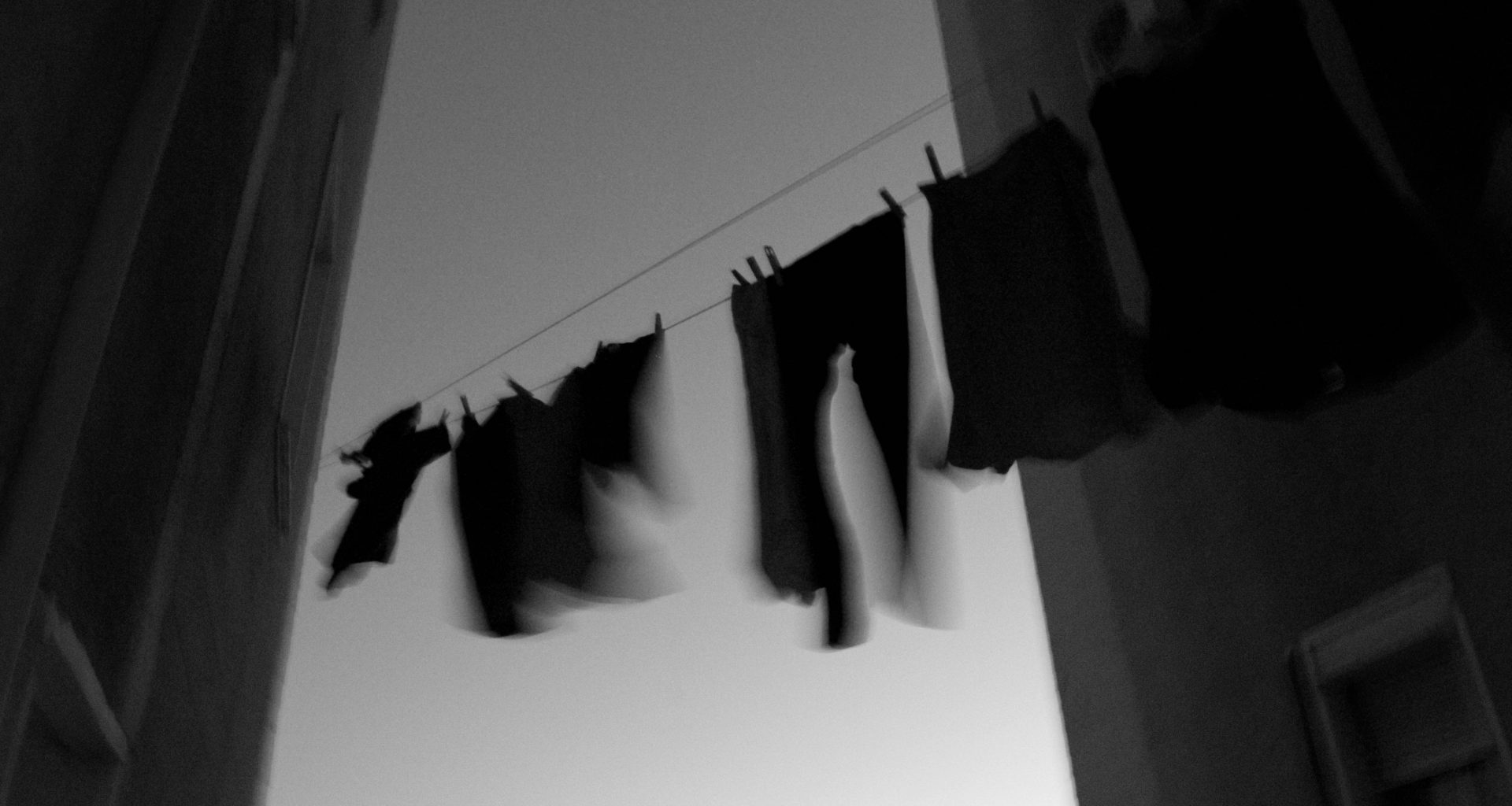 graustufen-kleidung-die-am-kabel-hangt-OTzrwp55sb4