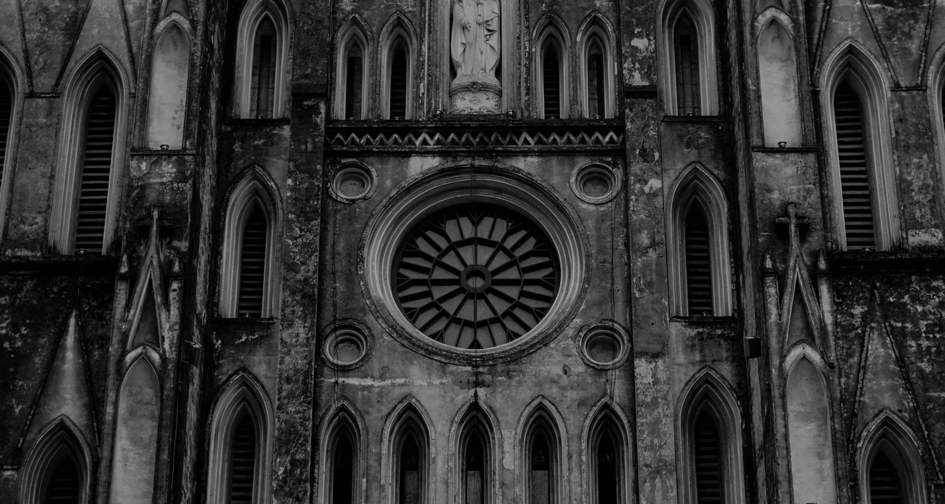 graustufenfoto-eines-betongebaudes-pkfEK_tOfKU