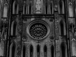 graustufenfoto-eines-betongebaudes-pkfEK_tOfKU