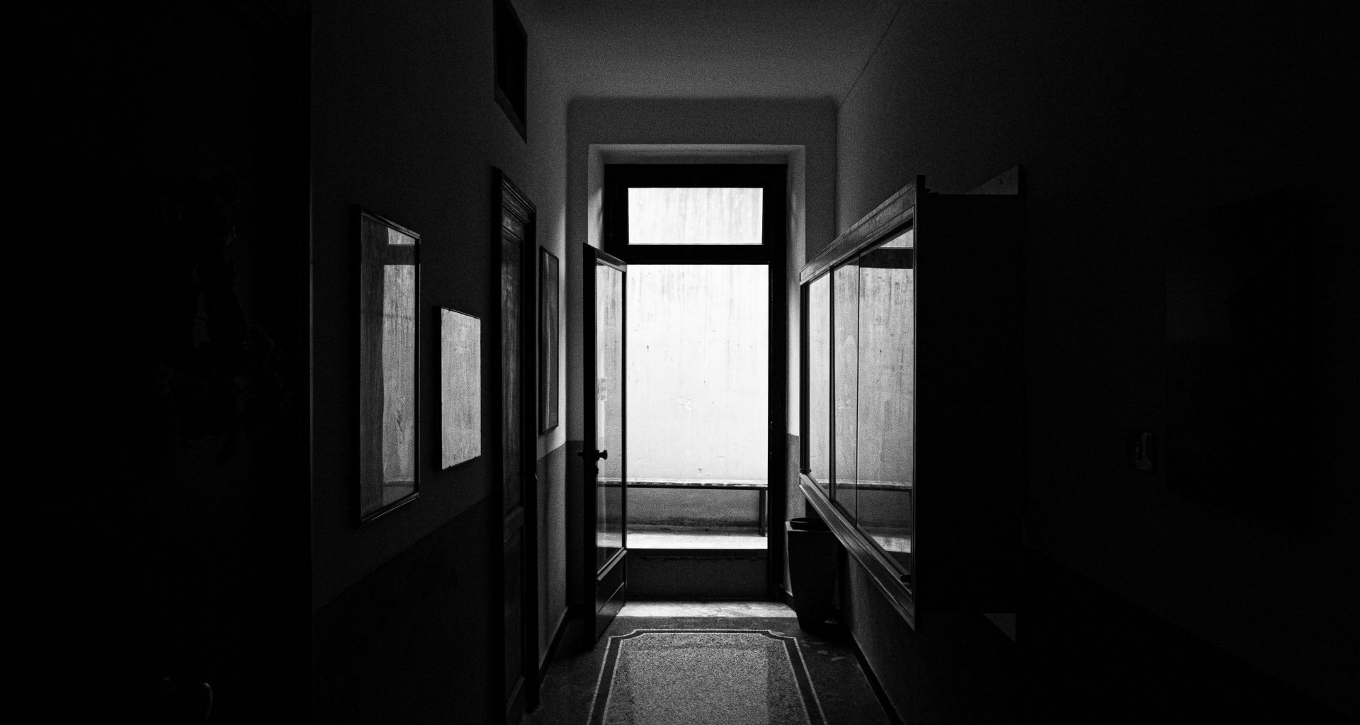 graustufenfoto-des-flurs-mit-glasfenstern-B_Z3TJKEWZs