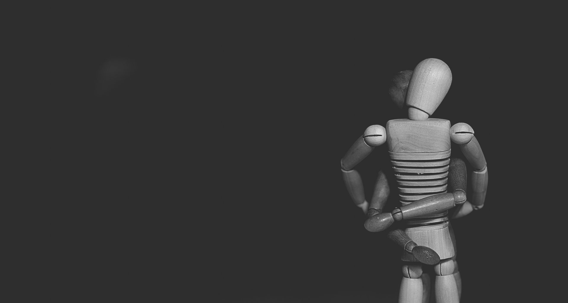 graustufenfoto-einer-gemeinsamen-actionfigur-die-sich-umarmt-pcu5rnAl19g