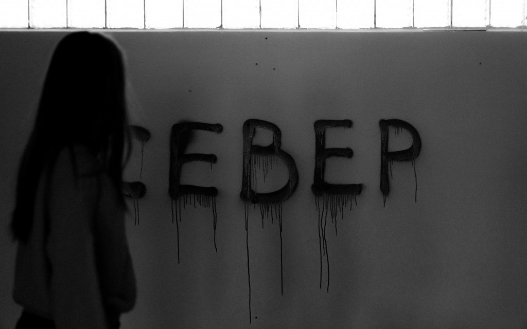 graustufenfoto-von-love-wanddekor-xw3tfsXArW0