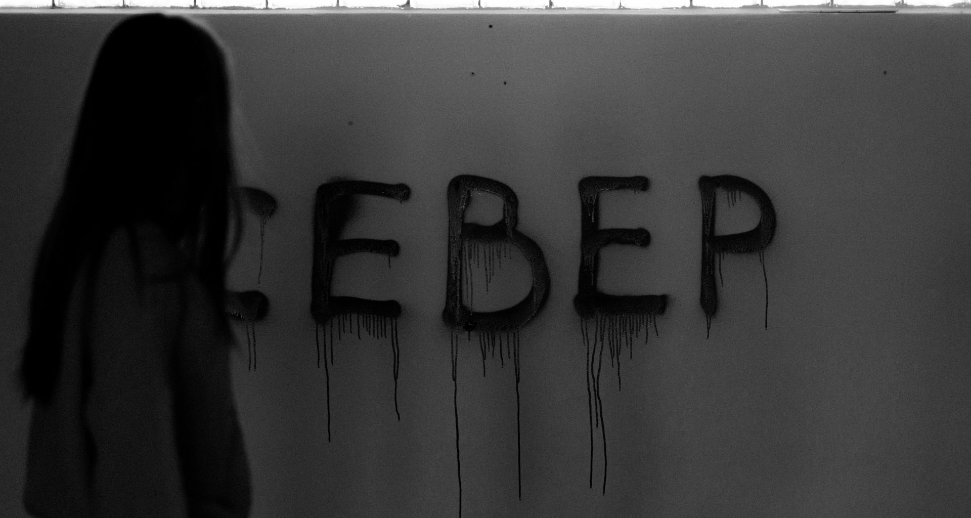 graustufenfoto-von-love-wanddekor-xw3tfsXArW0