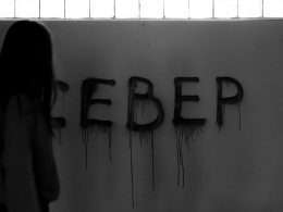 graustufenfoto-von-love-wanddekor-xw3tfsXArW0