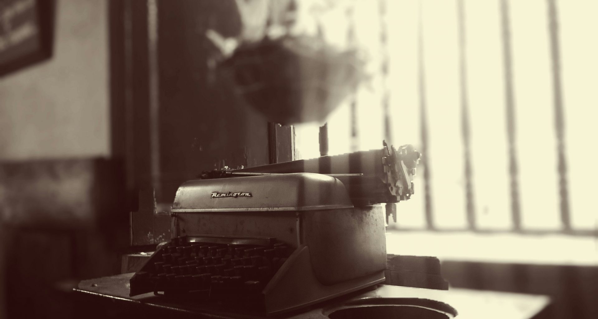 graustufenfoto-der-remington-schreibmaschine-kjcX4qr-8ow