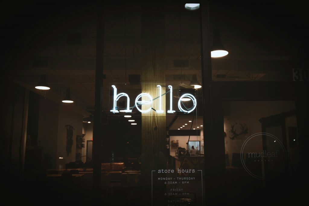 graustufenfoto-der-ladenfront-GkWN4aTUV6I