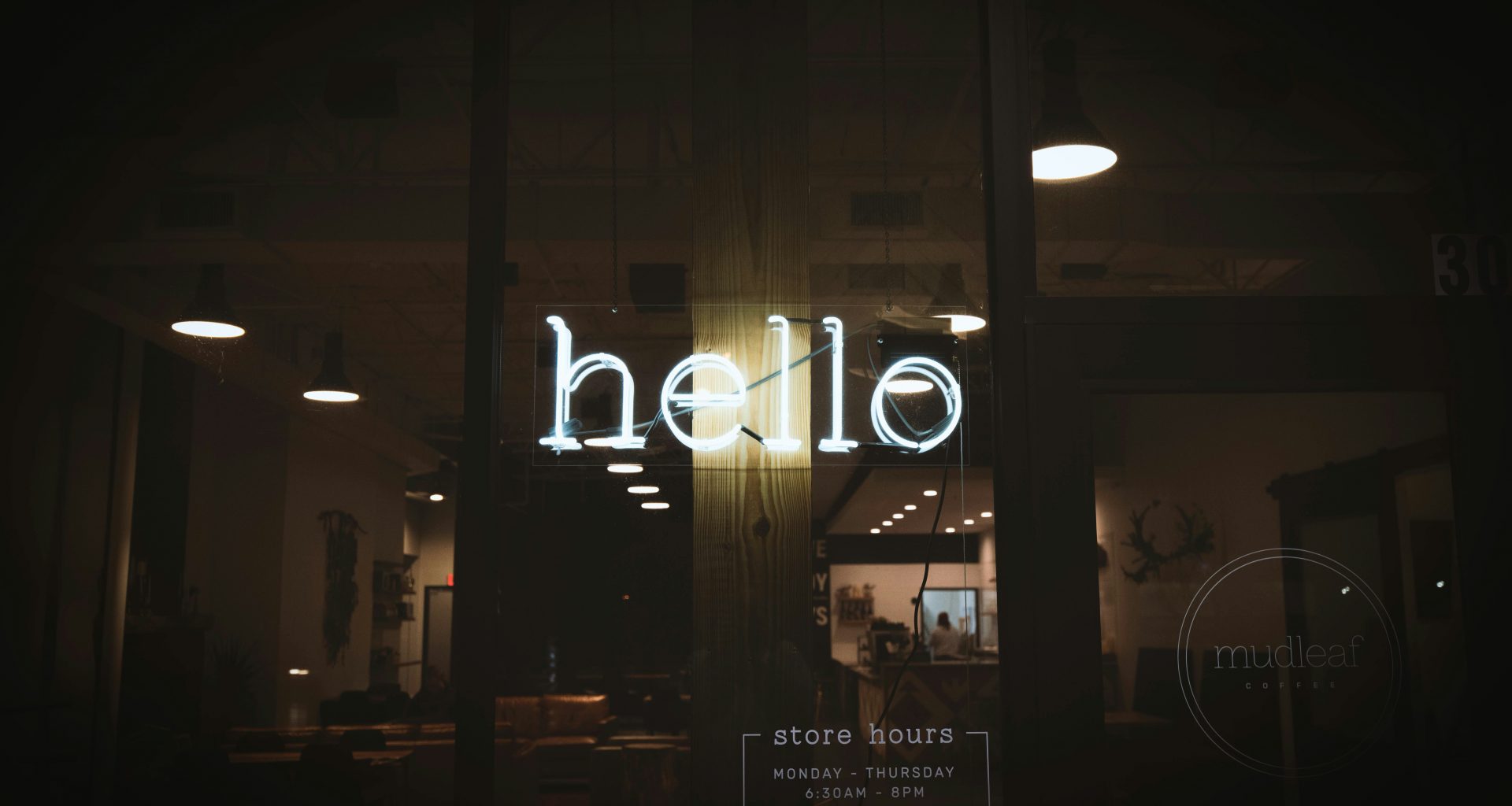 graustufenfoto-der-ladenfront-GkWN4aTUV6I