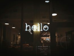 graustufenfoto-der-ladenfront-GkWN4aTUV6I