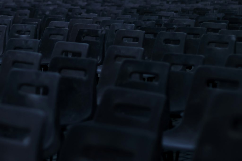 graustufenfotografie-von-leeren-stuhlen-jN34On5M8zM