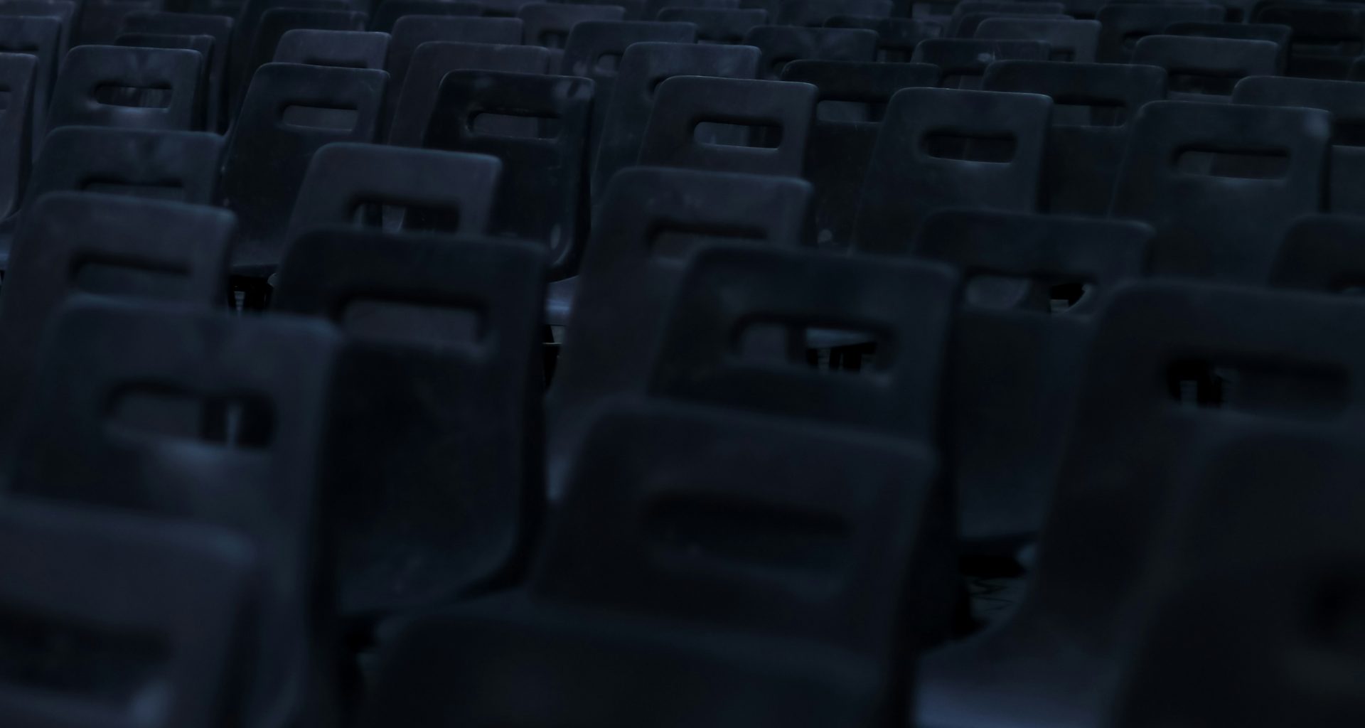 graustufenfotografie-von-leeren-stuhlen-jN34On5M8zM