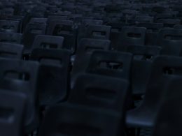 graustufenfotografie-von-leeren-stuhlen-jN34On5M8zM