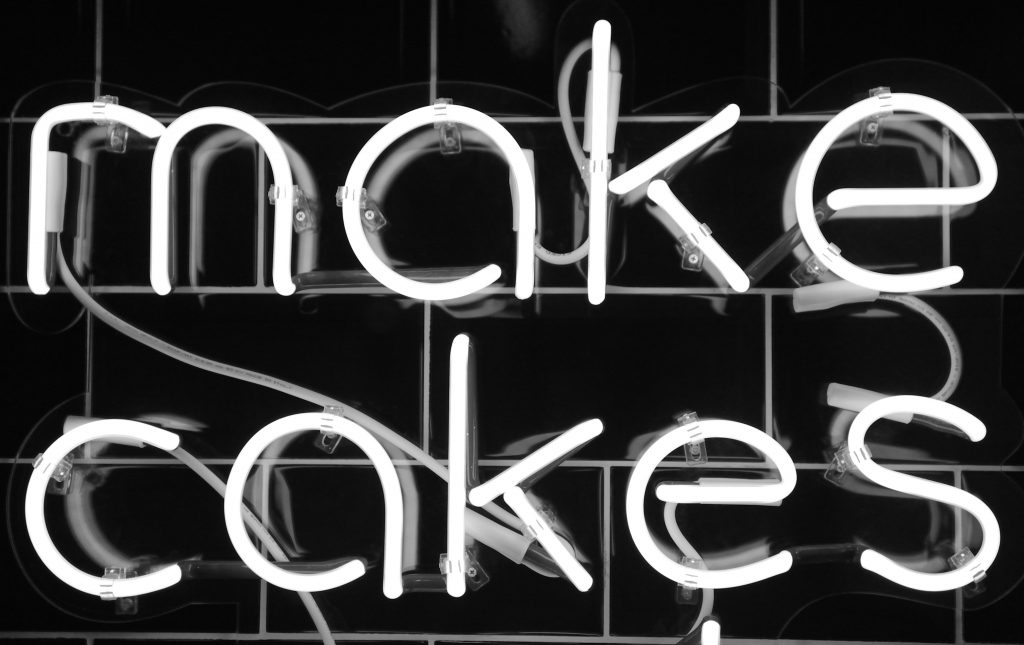 graustufenfotografie-von-make-cakes-neon-schildern-Y0rTZr6wmXc