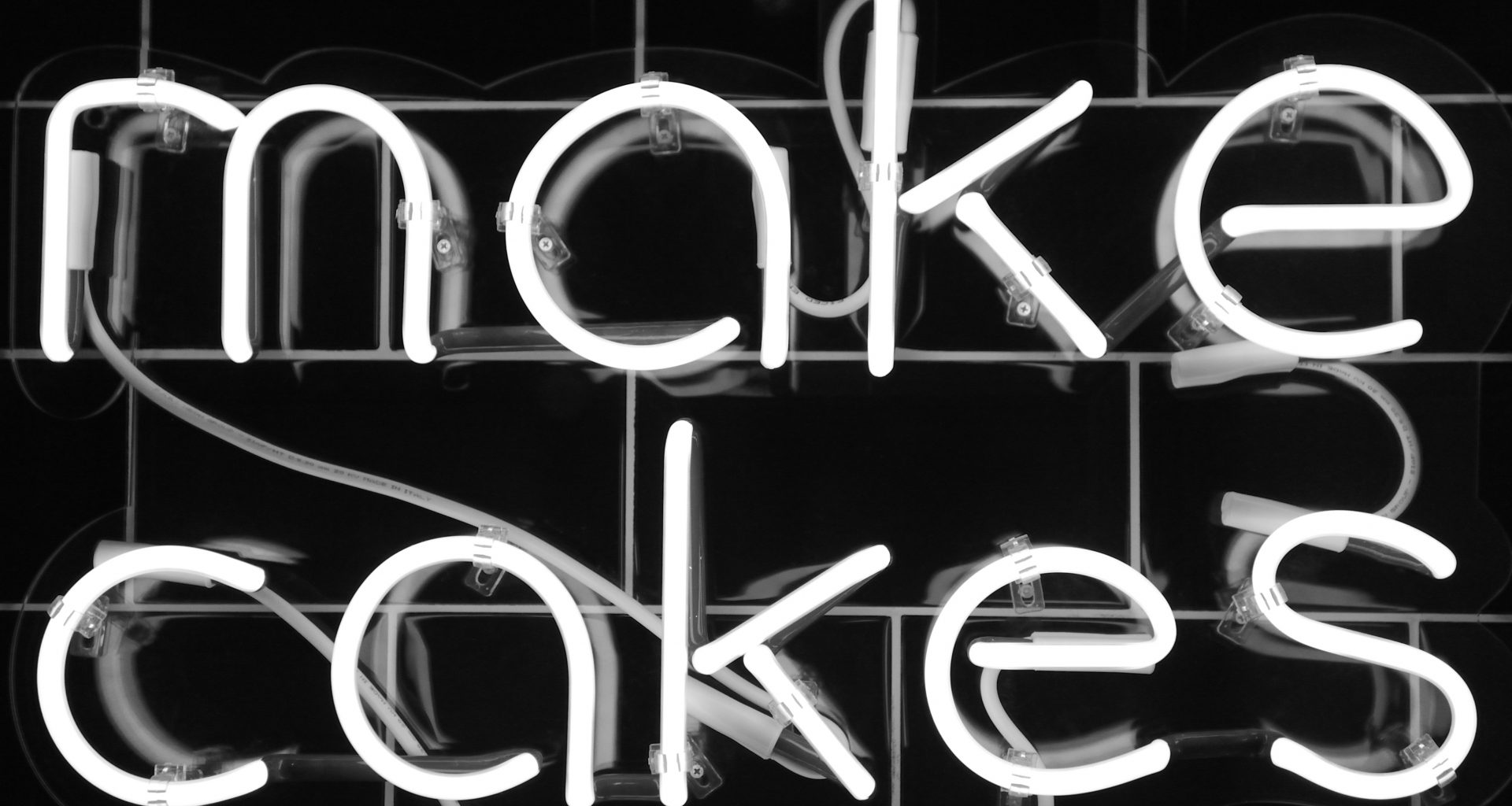 graustufenfotografie-von-make-cakes-neon-schildern-Y0rTZr6wmXc