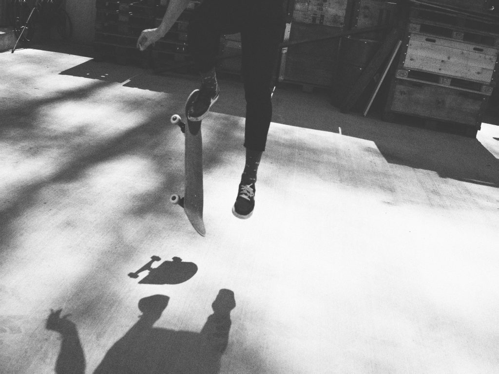 graustufenfotografie-einer-person-die-skateboard-tricks-macht-jZuaTHlhdD0