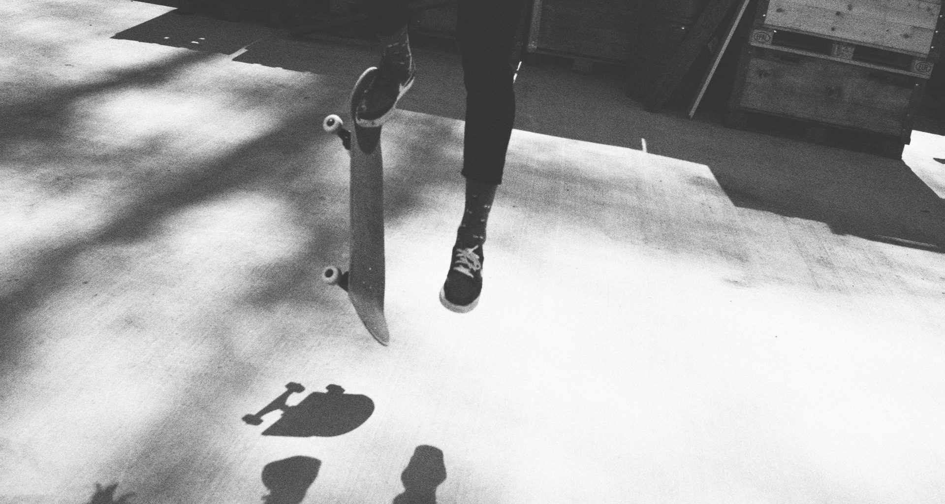 graustufenfotografie-einer-person-die-skateboard-tricks-macht-jZuaTHlhdD0