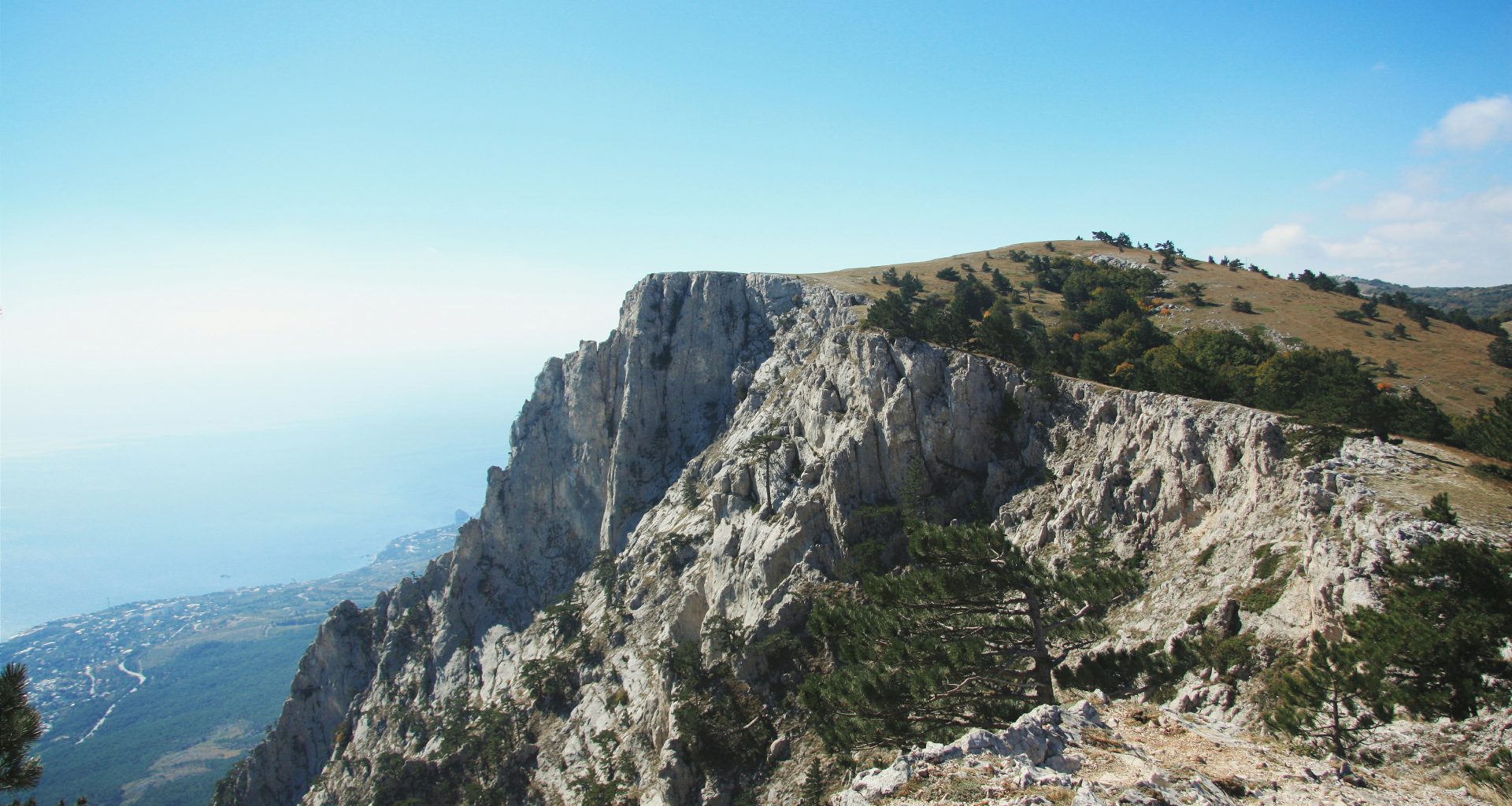 gruner-und-grauer-berg-unter-blauem-himmel-tagsuber-3bXR0eZm2i8