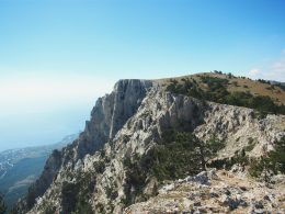 gruner-und-grauer-berg-unter-blauem-himmel-tagsuber-3bXR0eZm2i8
