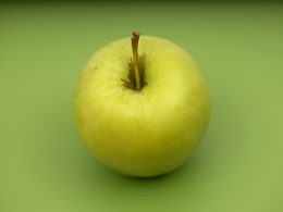 grune-apfelfrucht-auf-gruner-flache-vUzCqykkFtE