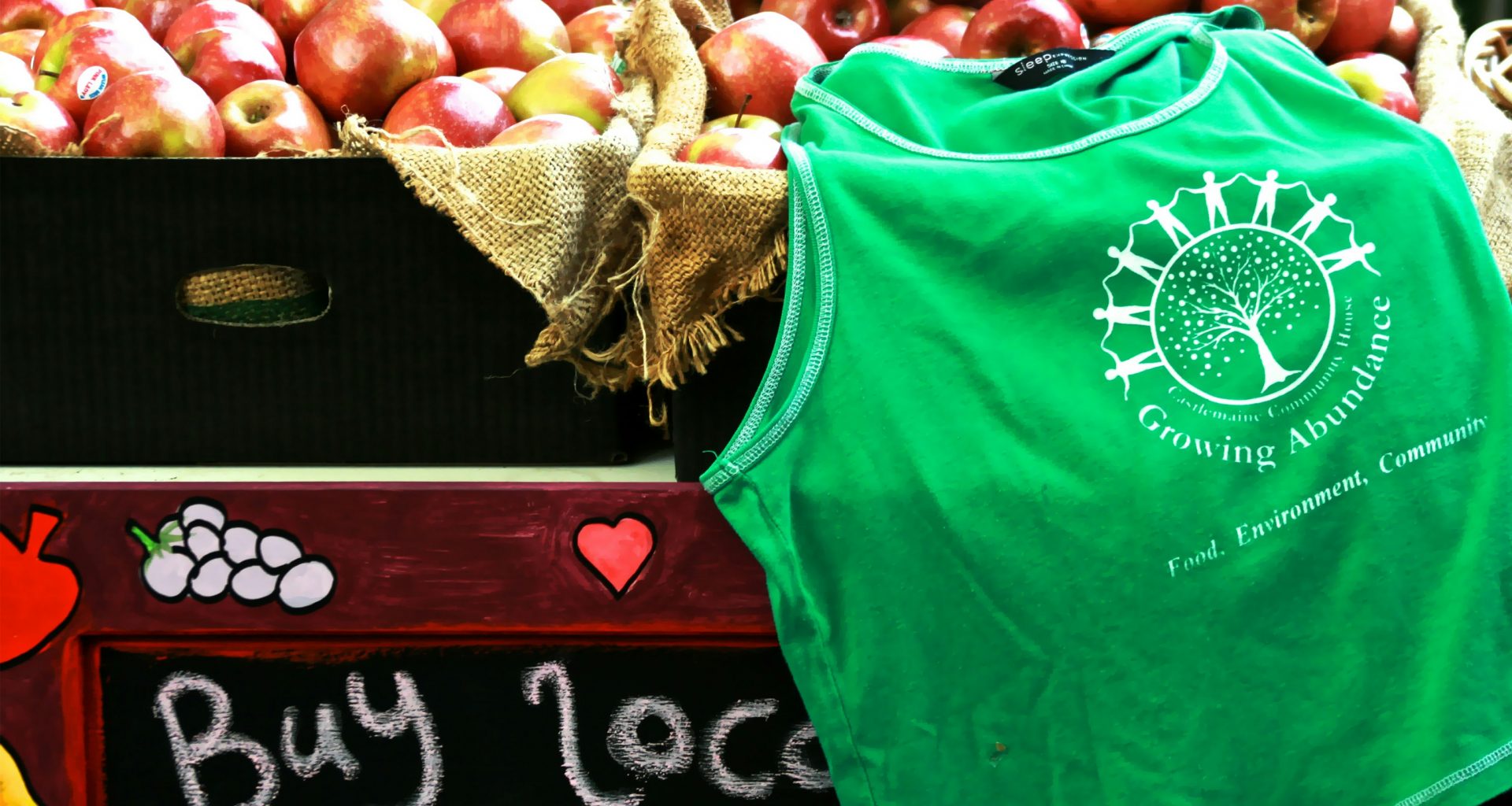 grunes-rundhalsshirt-in-der-nahe-von-apfelfruchten-DehRd67lcek