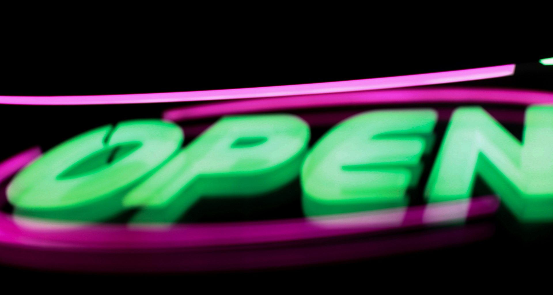 grun-offene-neonreklame-c6z61uLc3g4