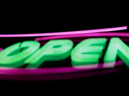 grun-offene-neonreklame-c6z61uLc3g4