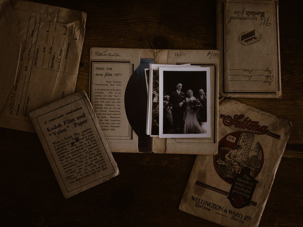 graues-und-schwarzes-portrat-SIBQiY2SFwc