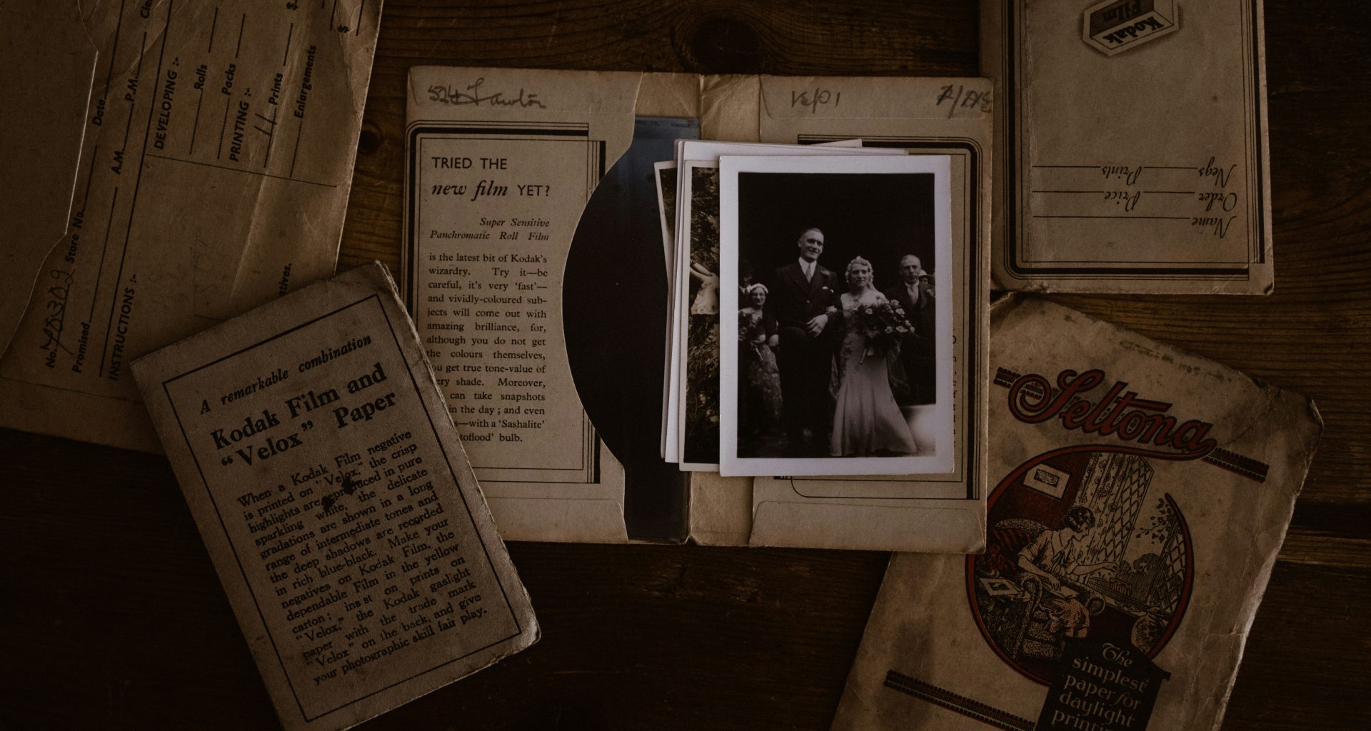 graues-und-schwarzes-portrat-SIBQiY2SFwc