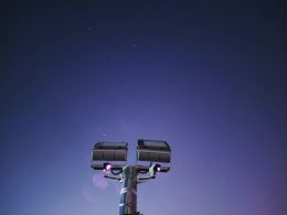 grauer-lichtpfosten-AG7ySsTLthA