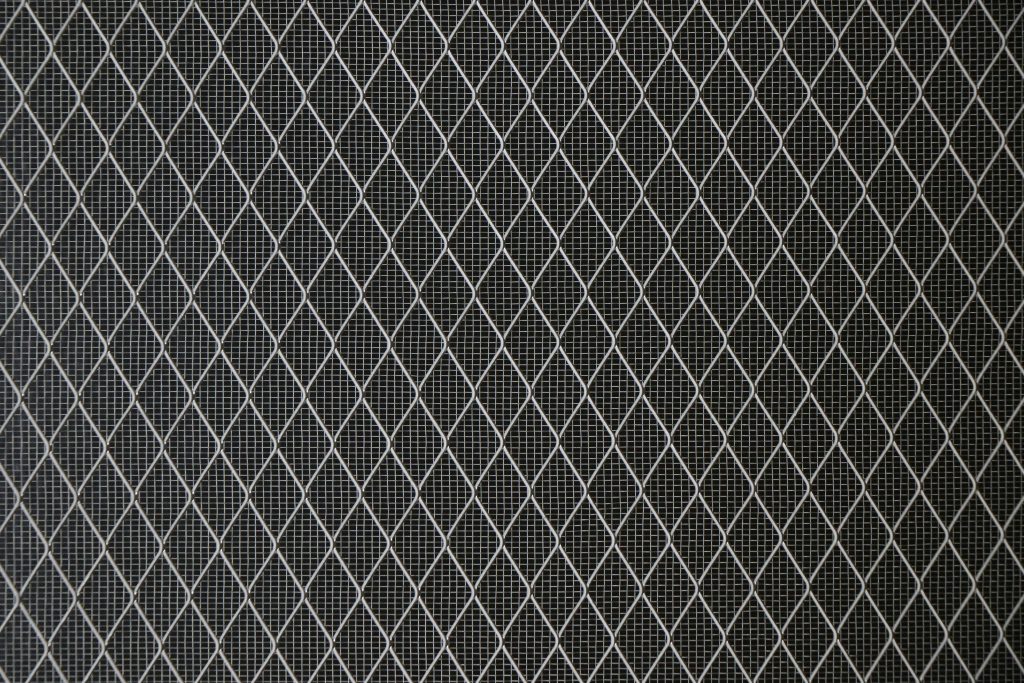 grauer-metalldrahtzaun-xVQ7j3G7FSU