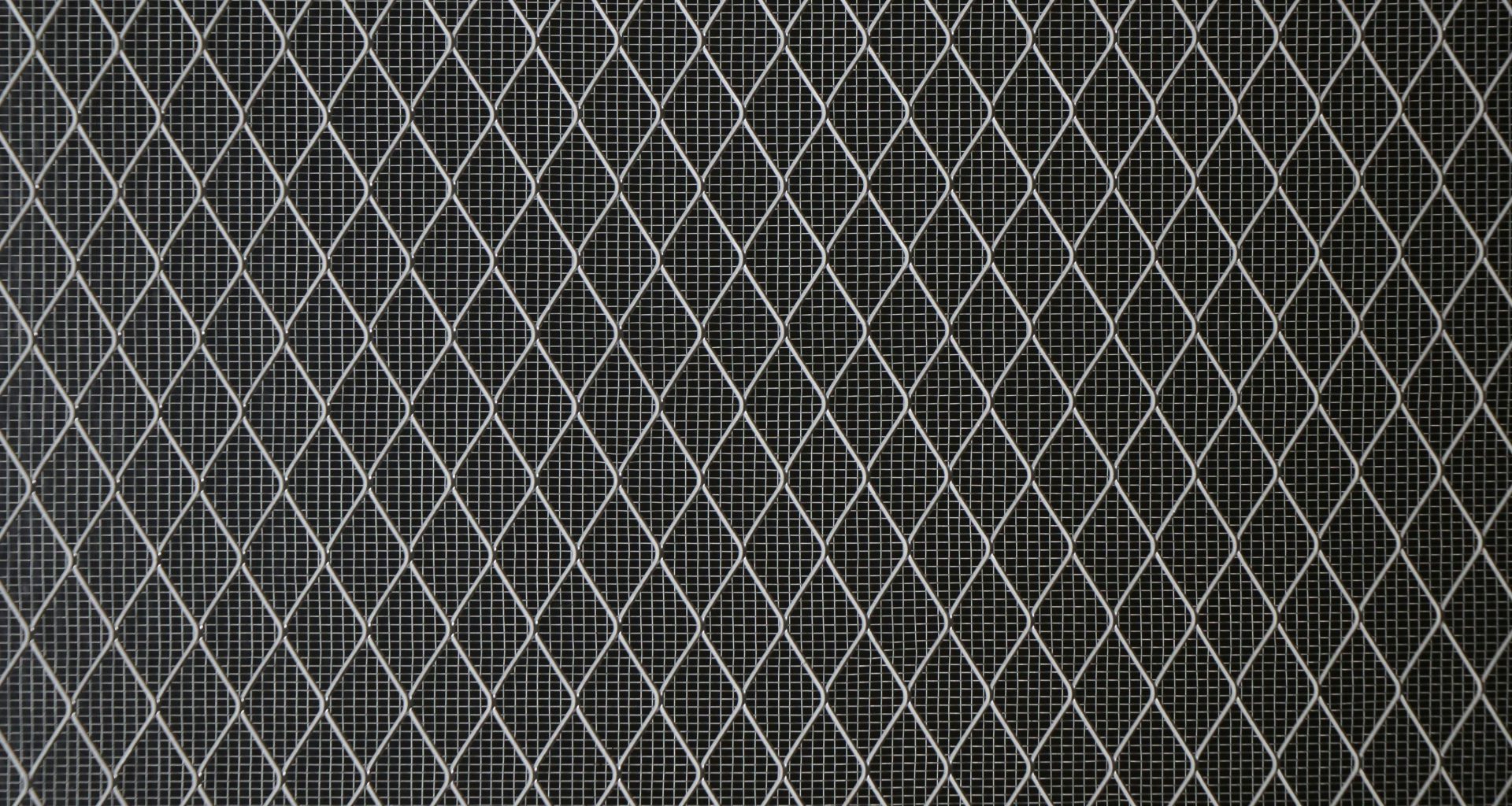 grauer-metalldrahtzaun-xVQ7j3G7FSU