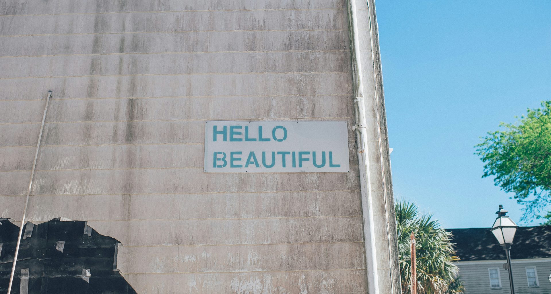 hallo-schon-bedruckte-braune-betonwand-mit-fast-weissem-holzhaus-jbroe3pOt8M