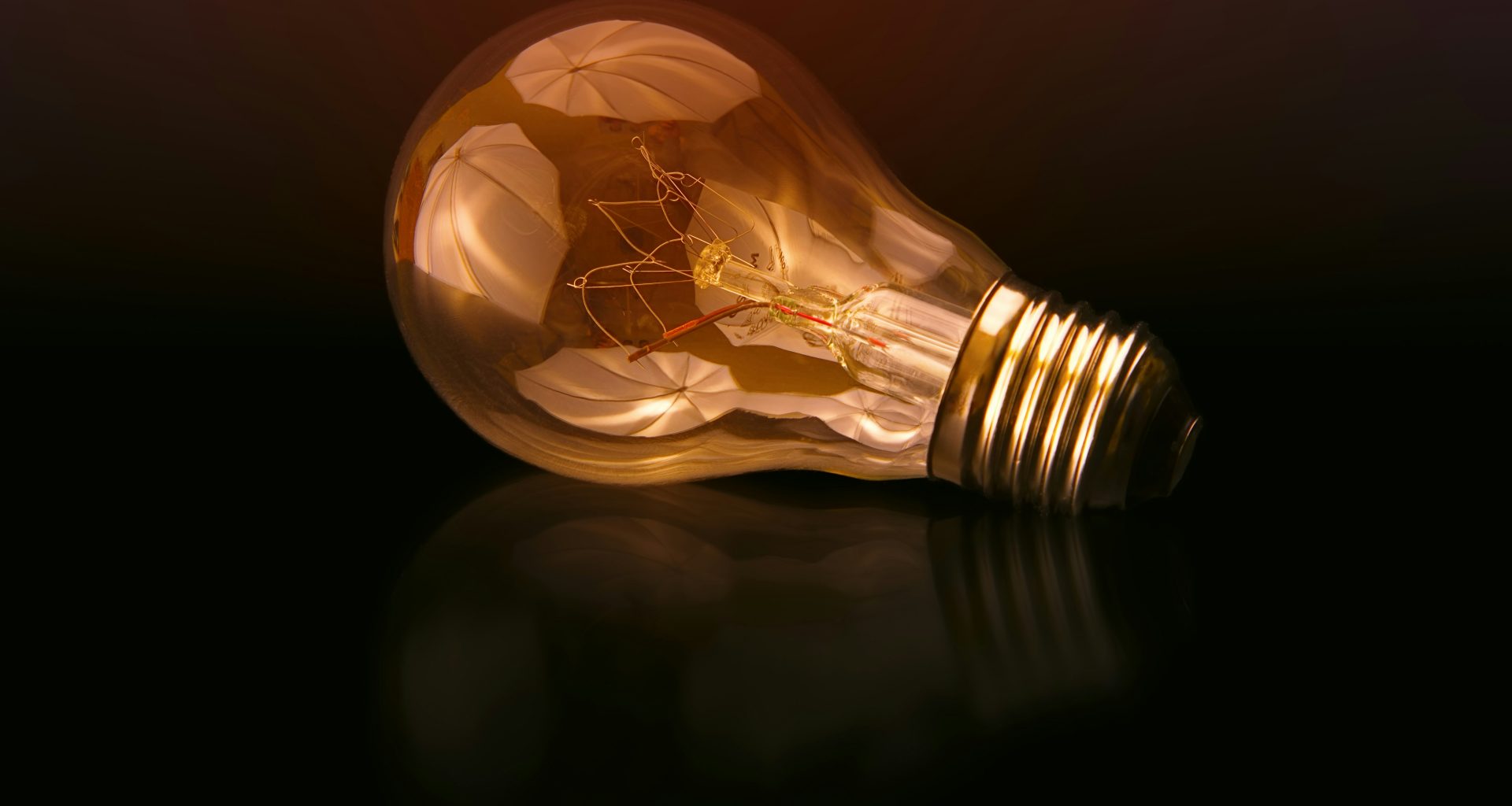 gluhbirne-auf-schwarzer-oberflache-fmTde1Fe23A