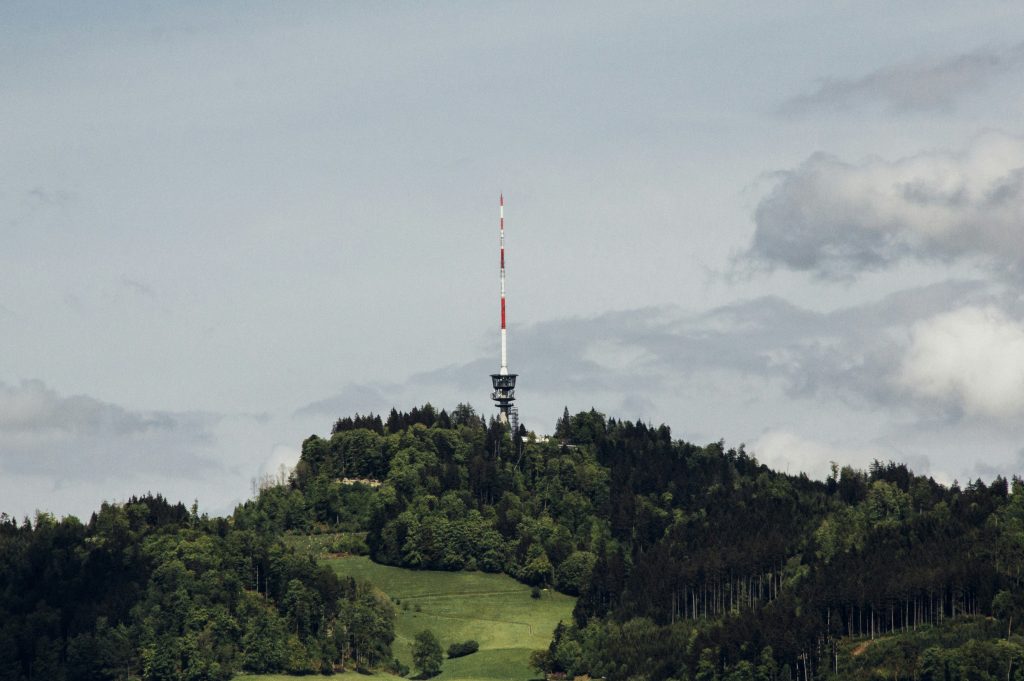 landschaftsfoto-von-grunen-baumen-mit-grunem-gras-NAxOQACqJEo