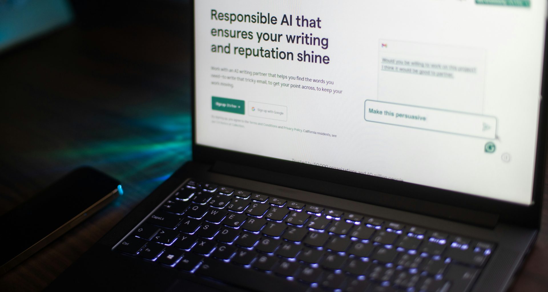 laptop-zeigt-eine-website-uber-verantwortungsvolles-ki-schreiben-an-_rm_4rMbpjw