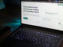 laptop-zeigt-eine-website-uber-verantwortungsvolles-ki-schreiben-an-_rm_4rMbpjw