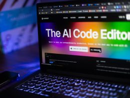 laptop-zeigt-die-website-the-ai-code-editor-an-wjFOjA2zXy8