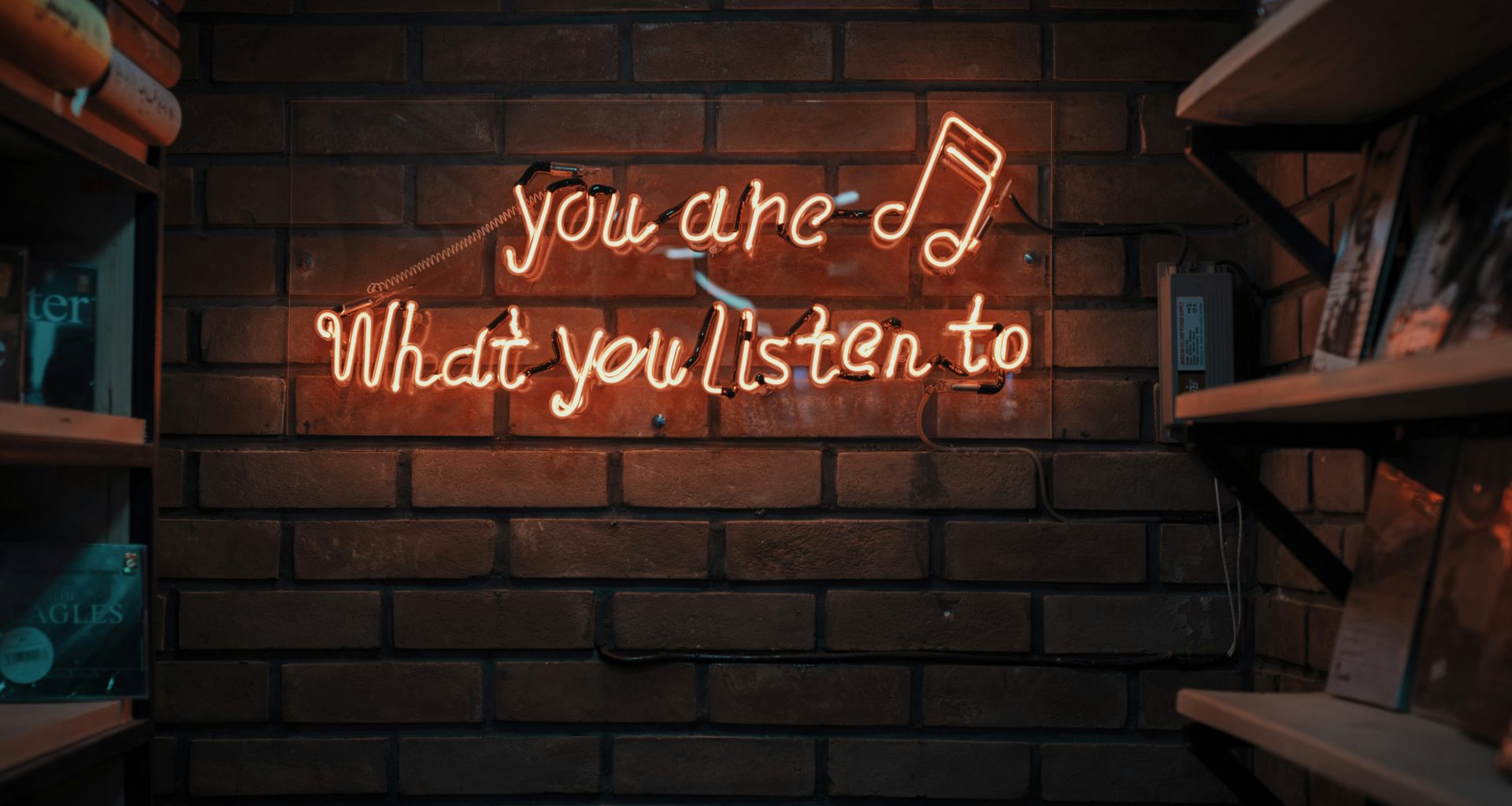 beleuchtete-rote-textbeschilderung-1oKxSKSOowE