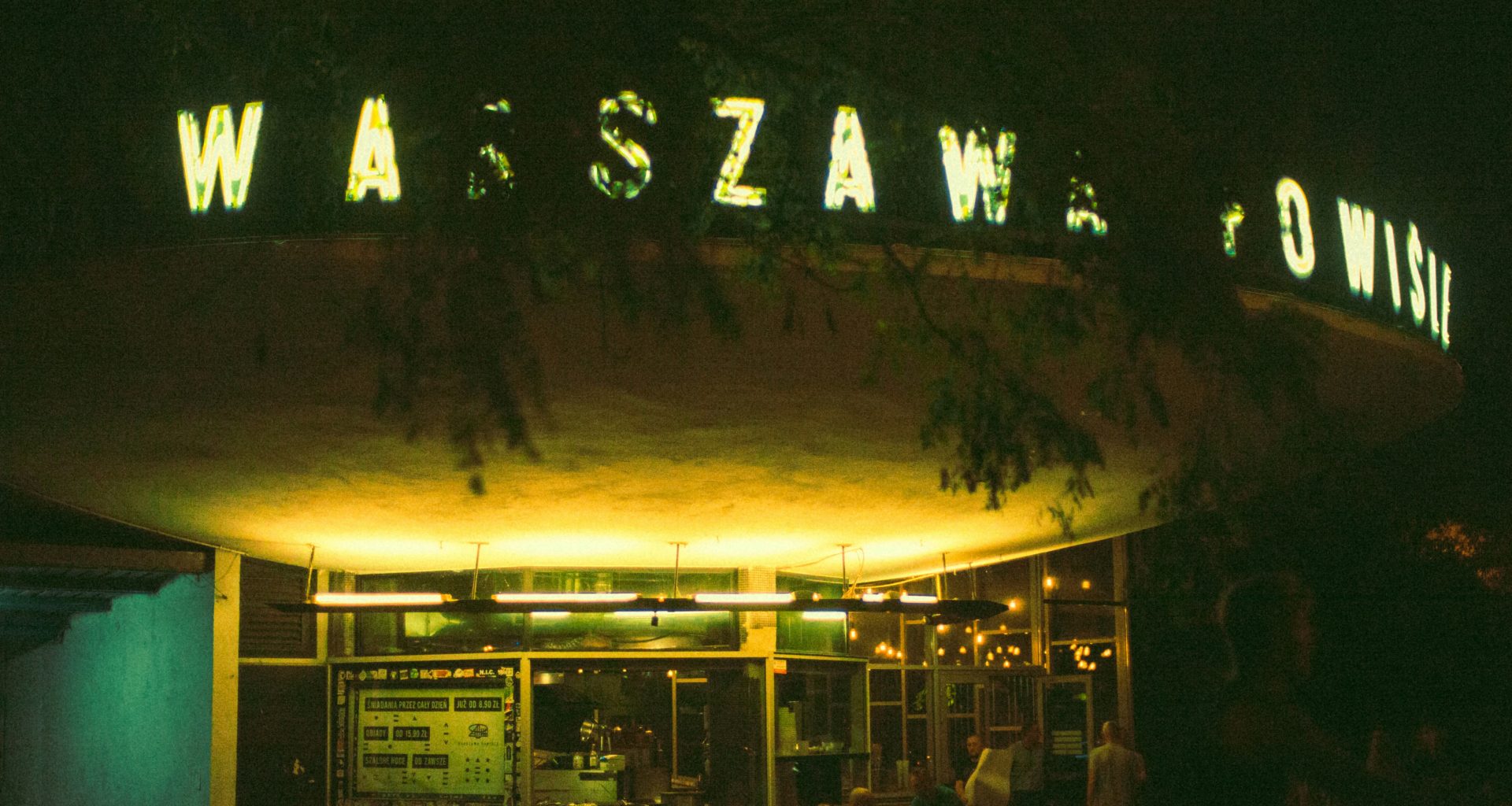 beleuchtete-beschilderung-bei-nacht-fqo9xtHfx5U