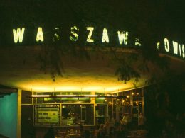 beleuchtete-beschilderung-bei-nacht-fqo9xtHfx5U