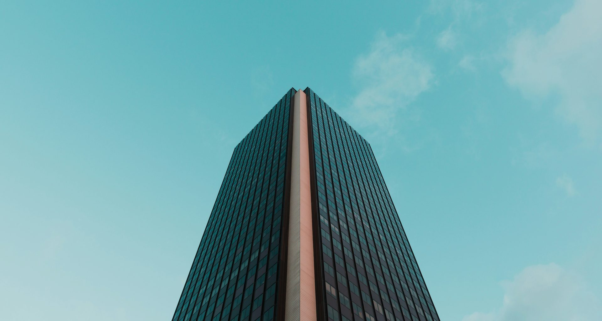 flachwinkliger-schwarzer-betonturm-TbTgtx7kmes