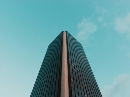 flachwinkliger-schwarzer-betonturm-TbTgtx7kmes