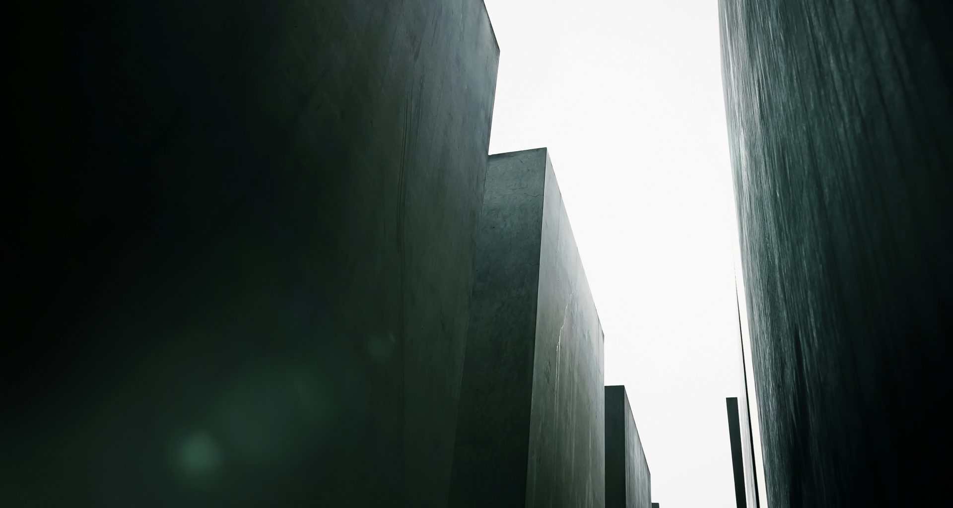 flachwinkelfotografie-von-gebauden-bei-tag-rTvEmqQCKvA