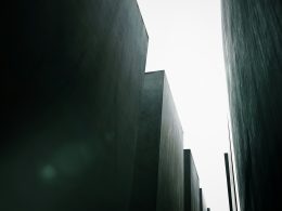 flachwinkelfotografie-von-gebauden-bei-tag-rTvEmqQCKvA