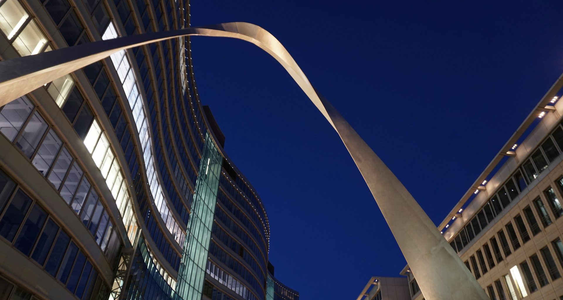 low-angle-fotografie-von-betongebauden-AIP4YiYrnPU