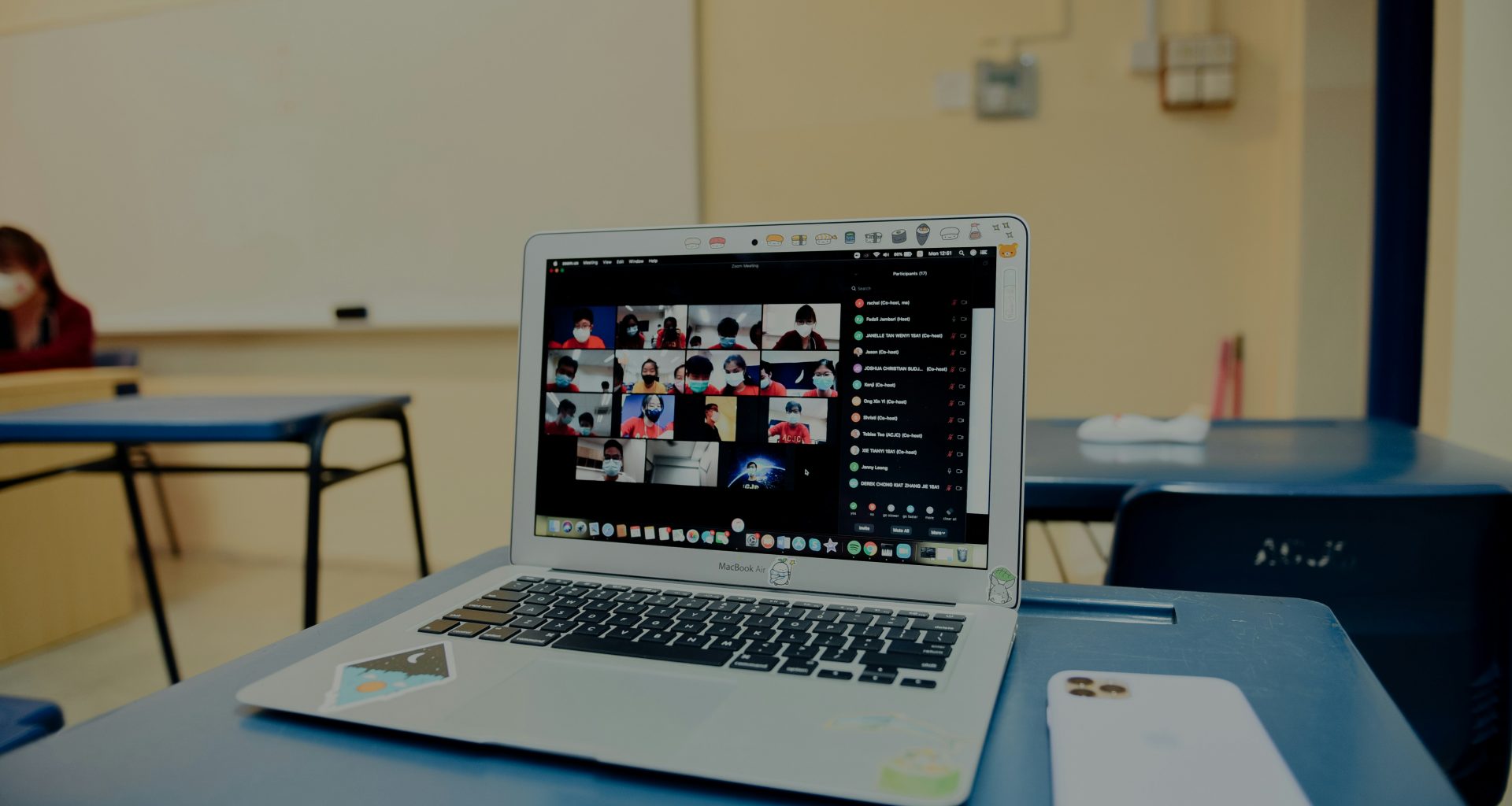 macbook-pro-auf-blauem-tisch-ecELcxmJTk4