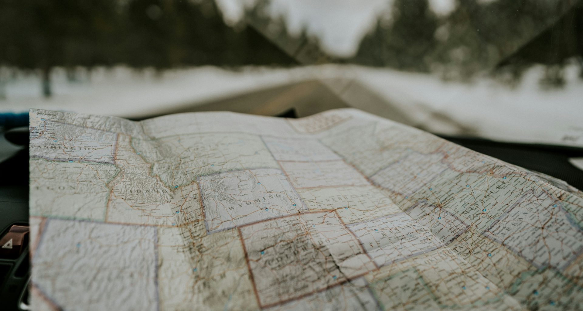makrofotografie-des-kartendiagramms-im-auto-xKFVBD4UAQA