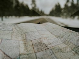 makrofotografie-des-kartendiagramms-im-auto-xKFVBD4UAQA