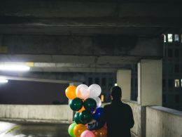 mann-halt-ballon-in-der-nacht-VQ0gIppxxU0