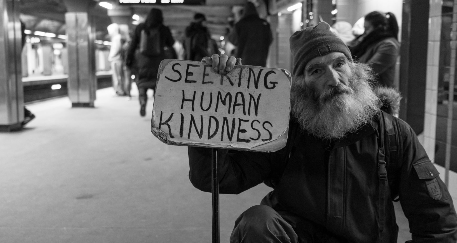 mann-halt-karte-mit-suche-nach-menschlicher-gute-text-8UG90AYPDW4