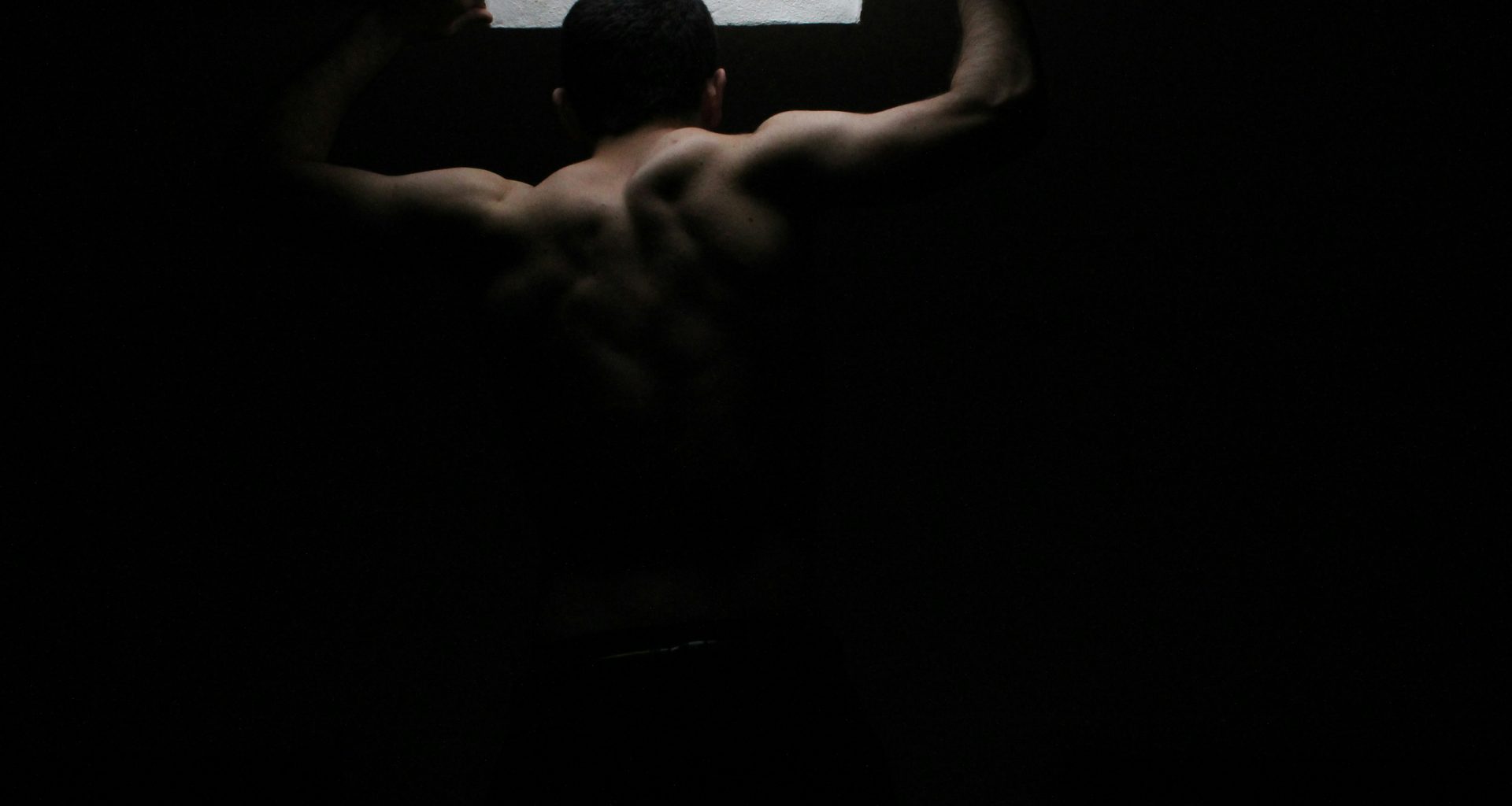 mann-mit-betondecke-xvMzpANK9mY